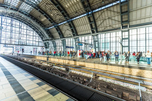 ベルリン ドイツ 2014年10月27日 人々はドイツのベルリンにあるAlexanderplatz地下鉄駅で旅行します フェルンスターム近郊のミッテ中心部にある公共広場と交通機関の中心地 — ストック写真