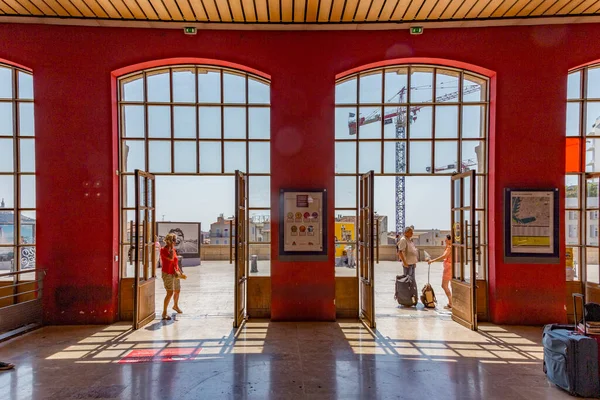 Marsella Francia Julio 2015 Personas Entrada Estación Tren Saint Charles —  Fotos de Stock