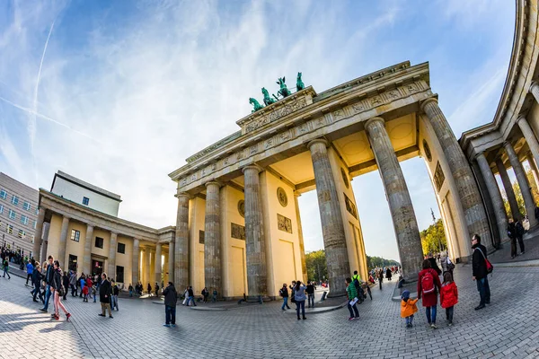 Berlín Alemania Octubre 2014 Gente Visita Puerta Brandeburgo Berlín Alemania — Foto de Stock