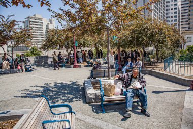 San Francisco, ABD - 24 Temmuz 2008: Çinli erkekler Çin Mahallesi, San Francisco 'da bir parkta dinleniyorlar. San Francisco Çin Mahallesi Asya 'nın dışındaki en büyük Çin Mahallesi..