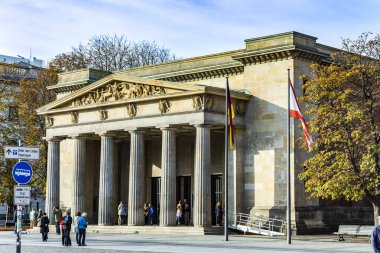 Berlin, Almanya - 27 Ekim 2014: Berlin, Almanya 'da insanlar Alte Wache' yi (eski Muhafız Evi) ziyaret ediyor.