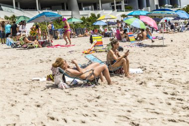 Sunny Isles Beach, ABD - 17 Ağustos 2014: İnsanlar Sunny Isles Beach, ABD 'deki rıhtımın yanında keyif alıp rahatlıyorlar. 1936 'da Milwaukee Malt patronu Kurtis Sunny Isles plajını ve iskelesini inşa etti..