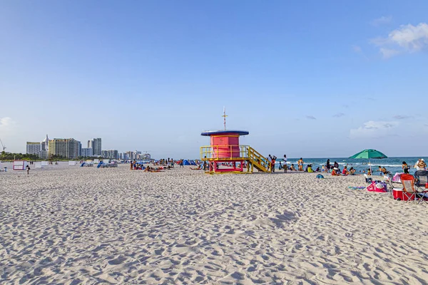 Miami Usa Sierpnia 2014 Ludzie Cieszą Się Plażą Miami Beach — Zdjęcie stockowe