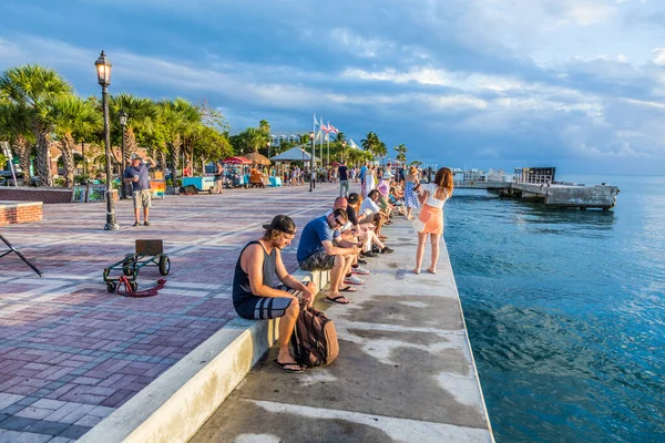 Key West Usa August 2014 People Enjoy Sunset Point Mallory — Stock Photo, Image