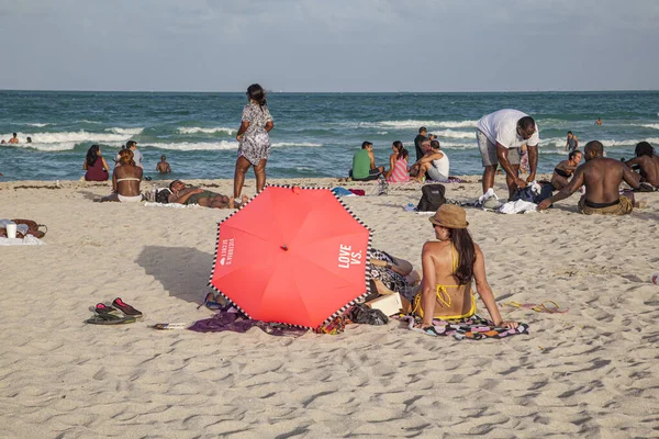 Miami Abd Ağustos 2014 Nsanlar Miami Beach Ünlü Güney Plajının — Stok fotoğraf