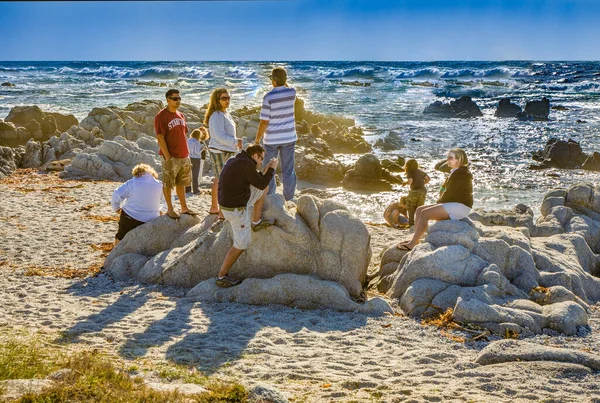 Monterey Julio 2008 Los Turistas Observan Puesta Sol Costa Rocosa — Foto de Stock