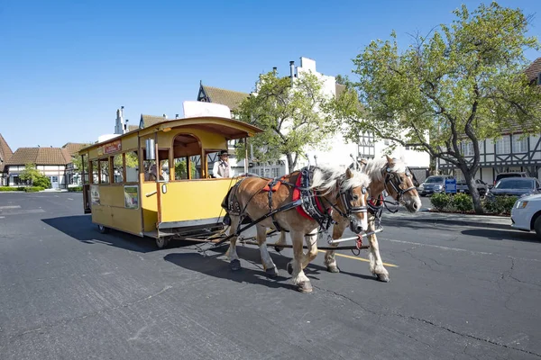 Solvang Abril 2019 Los Turistas Carro Madera Tirado Por Caballos — Foto de Stock