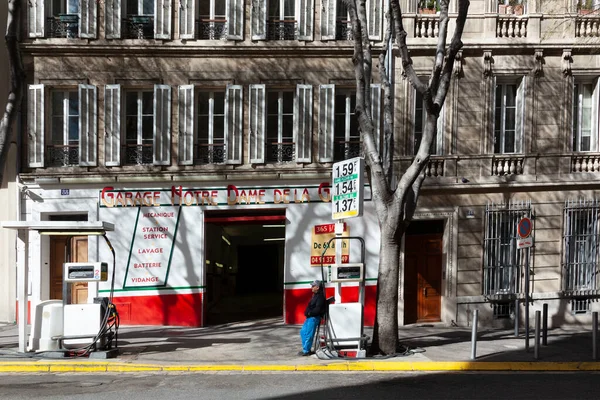 프랑스 마르세유 2015 주유소 직원이 속에서 프랑스 마르세유에 손님들을 역에서 — 스톡 사진