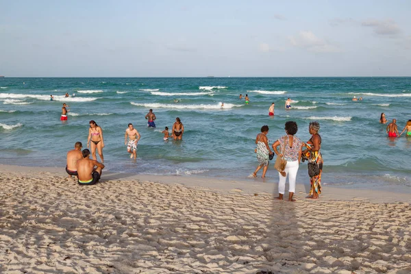 Miami Usa August 2014 People Enjoy Famous South Beach Miami — Stock Photo, Image