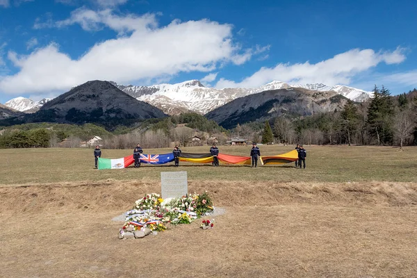 法国勒维内特 2015年3月30日 法国军人和警察向法国塞纳莱斯阿尔卑斯飞机事故的受害者致敬 — 图库照片