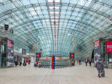 Hamburg, Almanya - 5 Mayıs 2015: Modern iş ve tren istasyonundaki insanlar Frankfurt, Almanya 'daki havaalanının meydanını inşa ediyorlar.