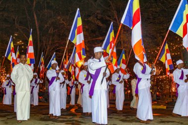 Kandy, Sri Lanka - 11 Ağustos 2005: Sri Lanka 'nın her yerinden bayrakları olan insanlar, Kandy, Sri Lanka' daki Pera Hera geçit töreninde yer alıyor..