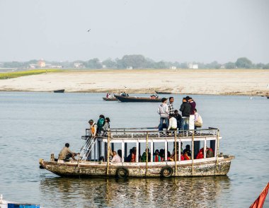 Varanasi, Hindistan - 11 Aralık 2011: İnsanlar Hindistan 'ın Varanasi kentindeki bir feribotla Ganj Nehri' ni geçiyor. Hindistan 'da her yıl feribot kazalarının maliyeti 3000' den fazla..