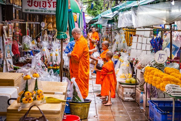 Bangkok Thailand May 2009 Monks Get Morning Gift Nightly Flower — Stock Photo, Image