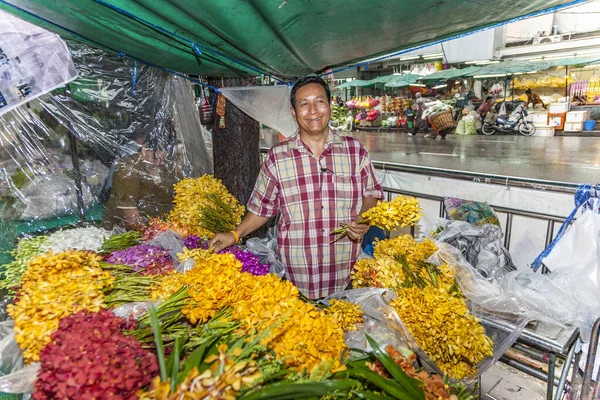 Bangkok Tailandia Mayo 2009 Hombre Vende Flores Mercado Nocturno Flores —  Fotos de Stock