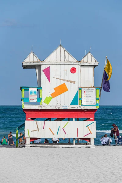 Miami Agosto 2014 Gente Disfruta Playa Sur Miami Beach Sienta —  Fotos de Stock