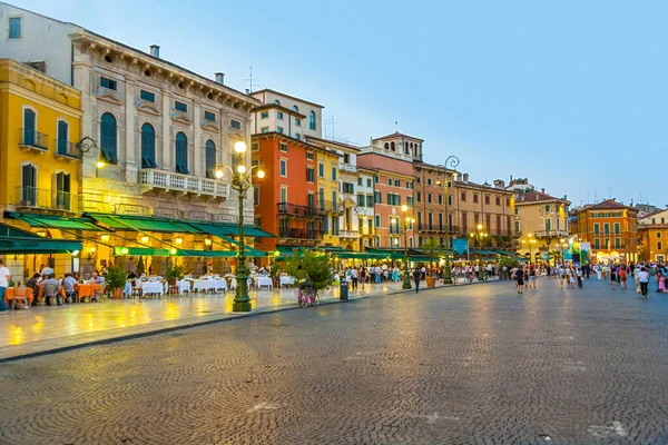 Verona Italië Augustus 2009 Piazza Bra Verona Bij Zonsondergang Met — Stockfoto