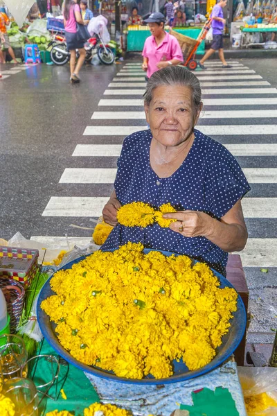 Bangkok Thajsko Května 2009 Neidentifikovaná Žena Prodává Květiny Květinovém Trhu — Stock fotografie