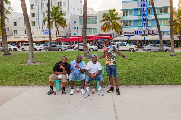 美国迈阿密 2014年8月30日 背景为殖民地酒店的黑人在海洋大道上摆姿势并坐在长椅上 — 图库照片