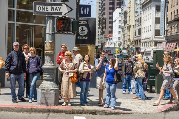 San Francisco Usa Juli 2008 Mensen Wachten Bij Een Voetgangersoversteek — Stockfoto