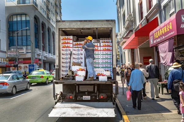 San Francisco Usa Juli 2008 Een Man Met Vrachtwagen Levert — Stockfoto