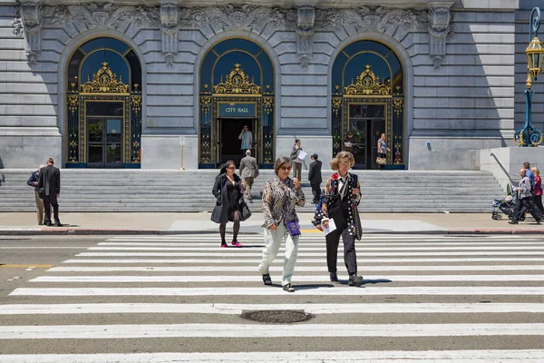 San Francisco Usa July 2008 People Crossing Street Pedestrian Crossing — Stock Photo, Image