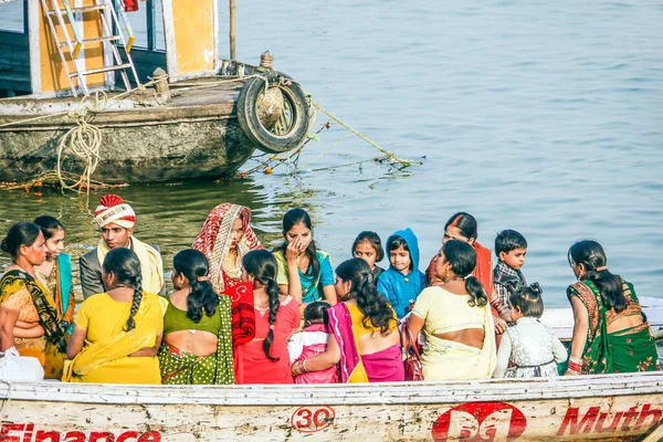 Varanasi India December 2011 People Cross River Ganges Ferry Varanasi — Stock Photo, Image