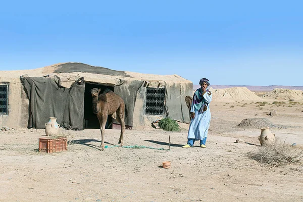 2016年11月11日 摩洛哥沙漠 贝都因人与一壶水和一头骆驼住在他位于摩洛哥沙漠的帐篷里 — 图库照片