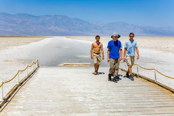 Badwater Eua Julho 2008 Turistas Visitam Mar Sal Seco Badwater — Fotografia de Stock