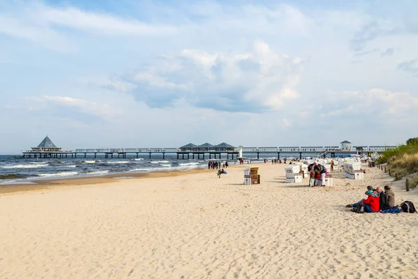 Ahlbeck Niemcy Kwiecień 2014 Ludzie Cieszą Się Molo Plaża Heringsdorf — Zdjęcie stockowe