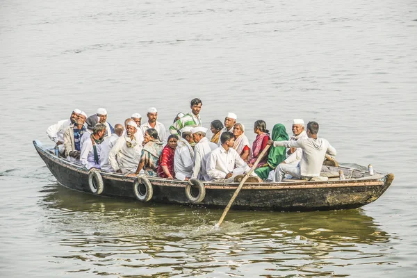 Varanasi Indien Dezember 2011 Menschen Überqueren Den Ganges Auf Einer — Stockfoto