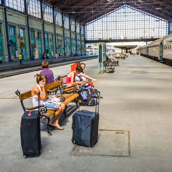 Boedapest Hongarije Augustus 2008 Onbekenden Wachten Het Station Boedapest Hongarije — Stockfoto