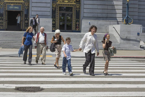 美国旧金山 2008年7月23日 美国旧金山市政厅前的人行横道穿过街道 旧金山市政厅是该市的政府所在地 — 图库照片