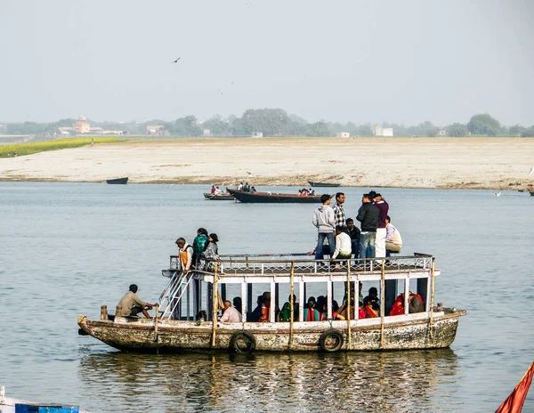 Varanasi India December 2011 Mensen Steken Ganges Een Veerboot Varanasi — Stockfoto