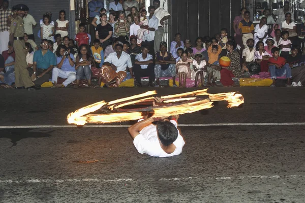 Kandy Sri Lanka Agosto 2005 Bailarina Fuego Realiza Movimiento Antorcha — Foto de Stock