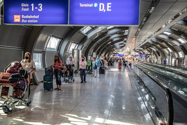 Frankfurt Alemania Julio 2020 Escalera Móvil Con Número Restringido Pasajeros —  Fotos de Stock