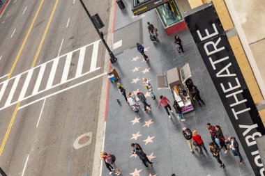 LOS ANGELES, ABD - MAR 5, 2019: Film figürlerine poz vererek para kazanan turistler ve aktörler arasında şöhret yürüyüşü.