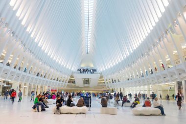 New York, ABD - 5 Kasım 2018: The Oculus. Yeni Dünya Ticaret Merkezi NYC metro istasyonundaki Oculus Taşımacılık Merkezi. Oculus, ana istasyon iç görünümü..