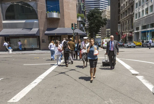 San Francisco Usa July 2008 People Wait Pedestrian Crossing Green — Stock Photo, Image