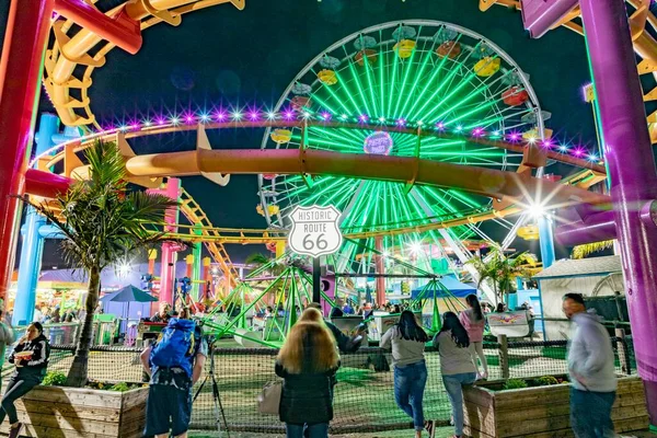 Santa Monica Usa Mar 2019 人们晚上在圣莫尼卡码头欣赏海洋公园 这个网站对加利福尼亚游客来说是一个具有标志性的百年历史的地标 — 图库照片