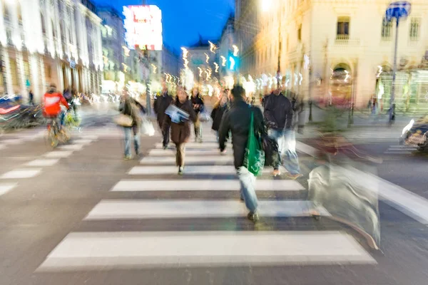 Vienna Austria Aprile 2009 Persone Movimento Sfocato Che Attraversano Una — Foto Stock