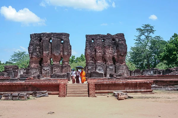 Polonnaruwa Sri Lanka Agosto 2005 Pessoas Visitam Famoso Templo Dos — Fotografia de Stock