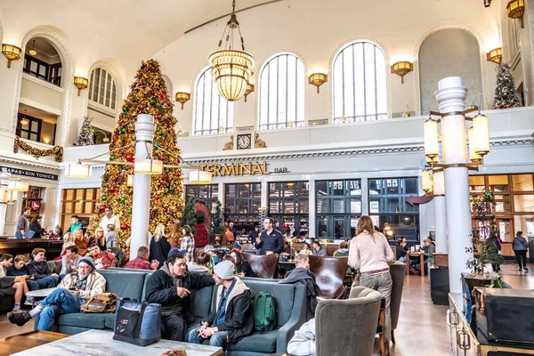 Denver Eua Dezembro 2019 Pessoas Relaxam Esperam Por Trem Dentro — Fotografia de Stock