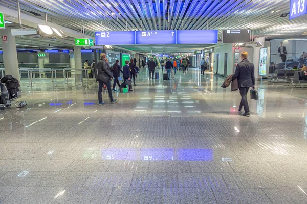 Frankfurt Alemanha Março 2015 Pessoas Apressam Terminal Aeroporto Internacional Frankfurt — Fotografia de Stock