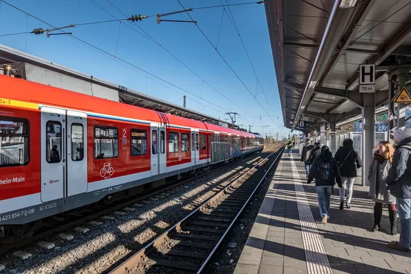 ドイツ フランクフルト 2020年2月5日 フランクフルト ホーチェスト駅でフランクフルト中心街から到着する列車を待つ — ストック写真