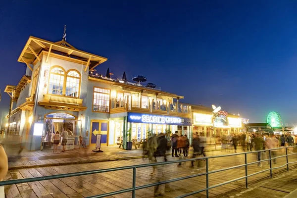 Santa Monica Eua Mar 2019 Pessoas Desfrutam Parque Oceânico Cais — Fotografia de Stock