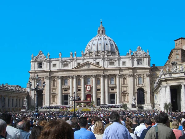 Róma Olaszország 2005 Március Emberek Szent Péter Téren Várják Pápát — Stock Fotó