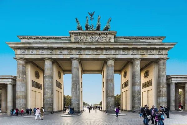 Berlin Deutschland Oktober 2014 Menschen Genießen Den Sonnenuntergang Brandenburger Tor — Stockfoto