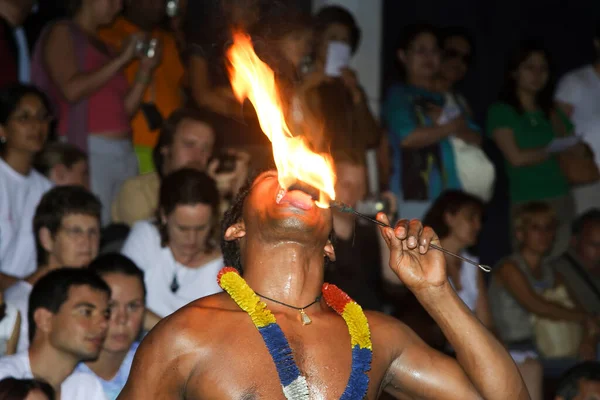 Kandy, Sri Lanka - 12 Ağustos 2005: Ateş dansçısı Kandy, Sri Lanka 'da Buda' nın dişini kutlamak için Şeker Festivali 'nde dilini meşaleye tuttu