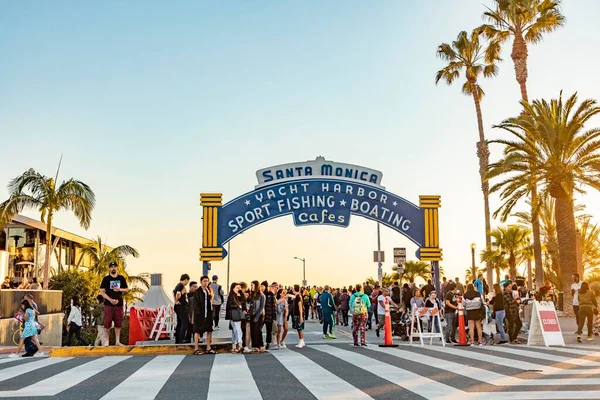 サンタモニカ アメリカ 2019年3月17日 サンタモニカのサンタモニカ桟橋の歓迎のアーチ このサイトは カリフォルニアの訪問者のための象徴的な100歳のランドマークです — ストック写真